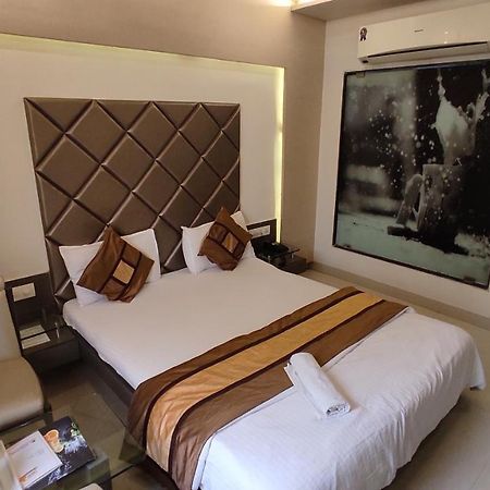 Hotel Flair Inn Ахмедабад Екстериор снимка