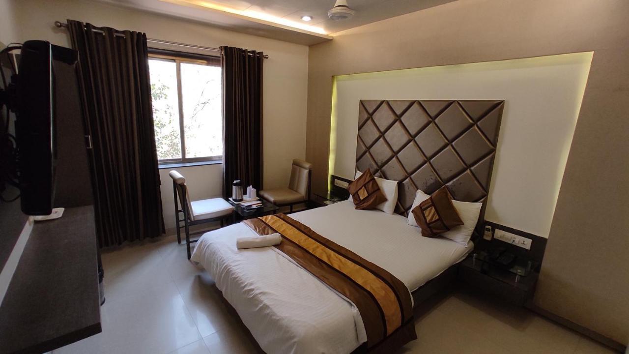 Hotel Flair Inn Ахмедабад Екстериор снимка