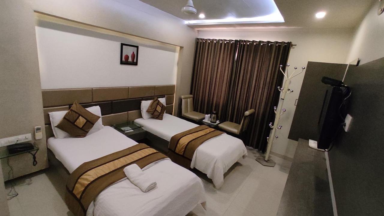 Hotel Flair Inn Ахмедабад Екстериор снимка