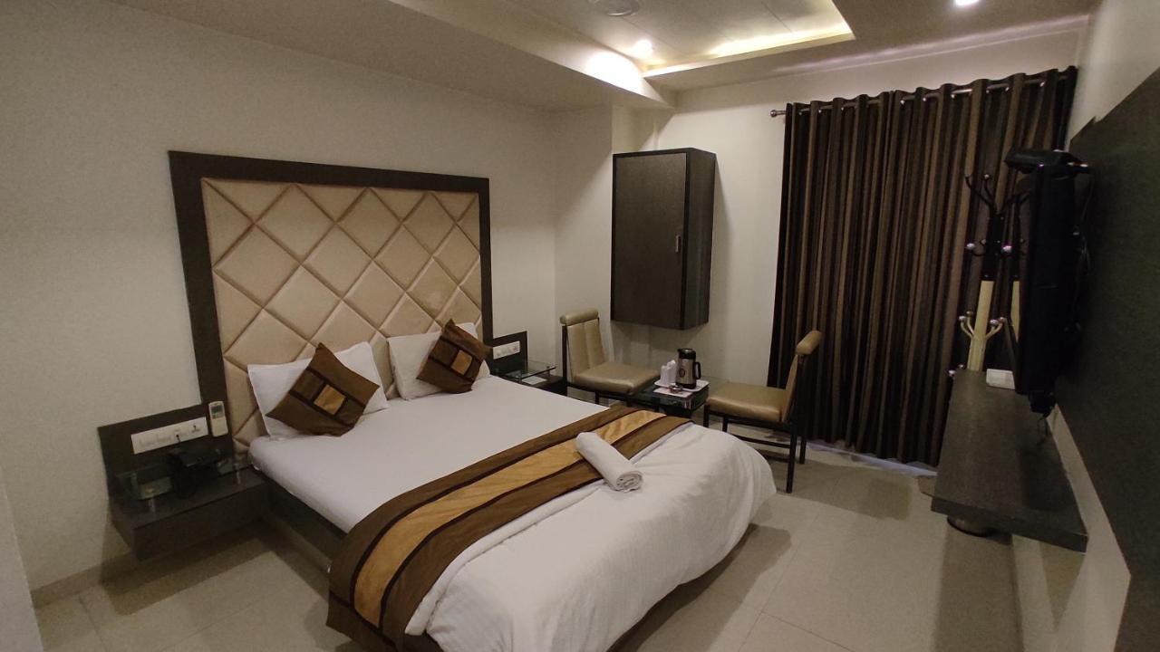 Hotel Flair Inn Ахмедабад Екстериор снимка