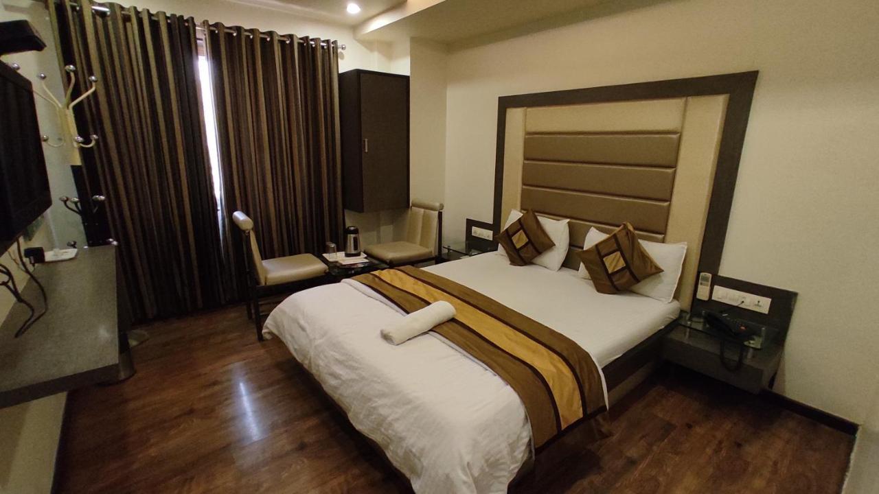 Hotel Flair Inn Ахмедабад Екстериор снимка