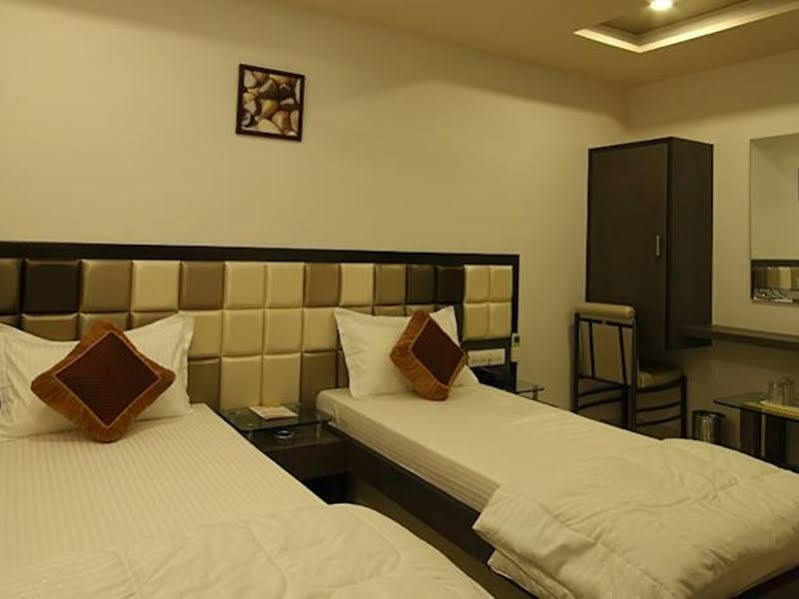 Hotel Flair Inn Ахмедабад Екстериор снимка