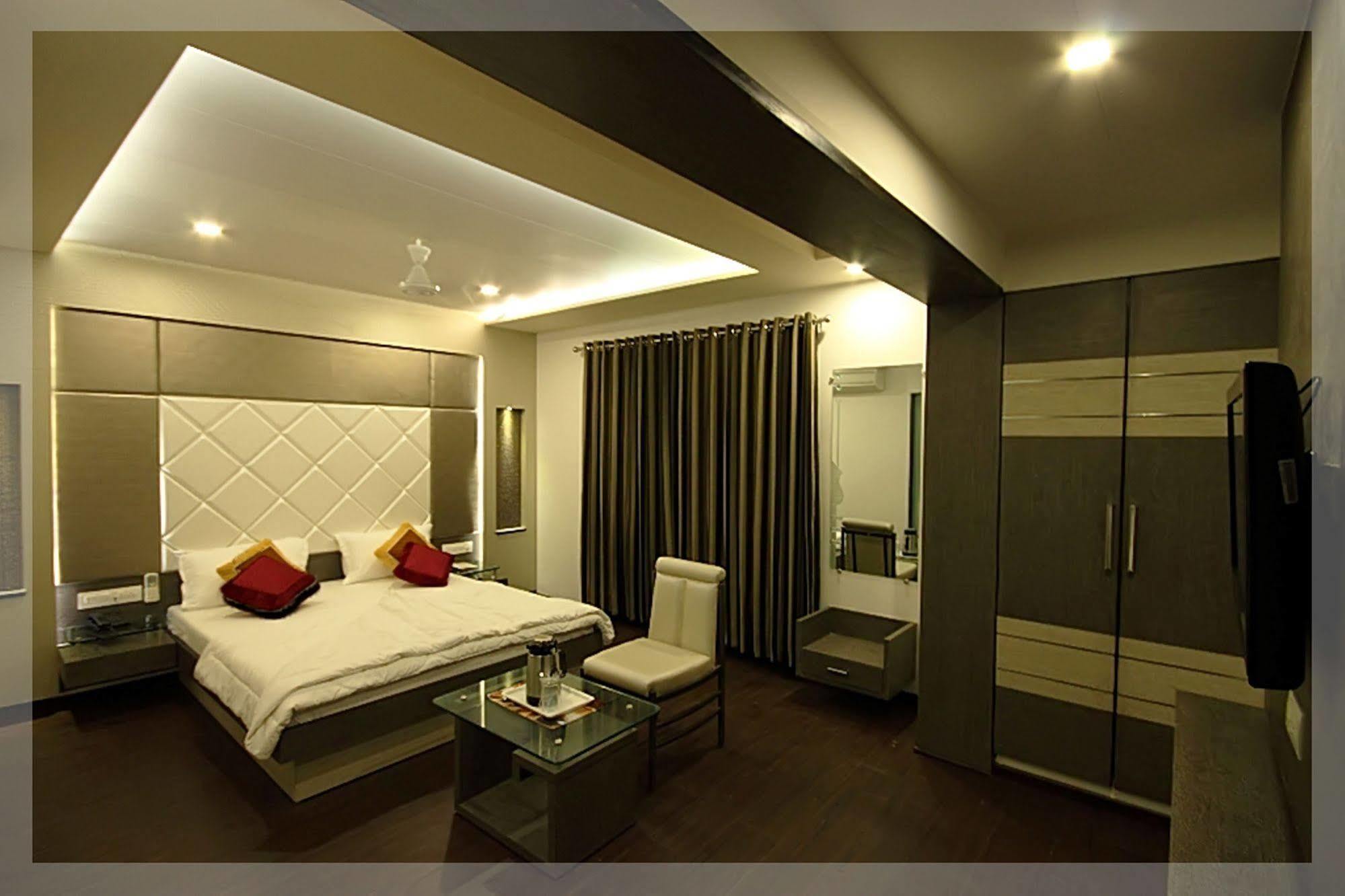 Hotel Flair Inn Ахмедабад Екстериор снимка