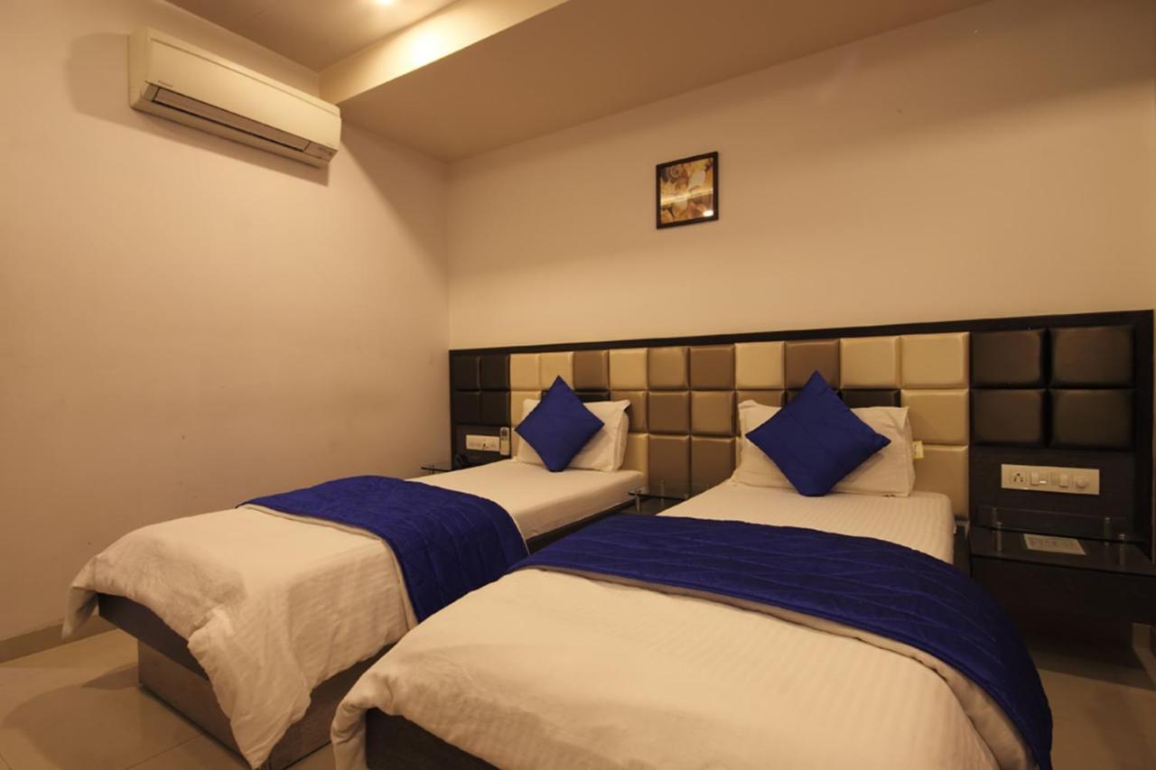 Hotel Flair Inn Ахмедабад Екстериор снимка