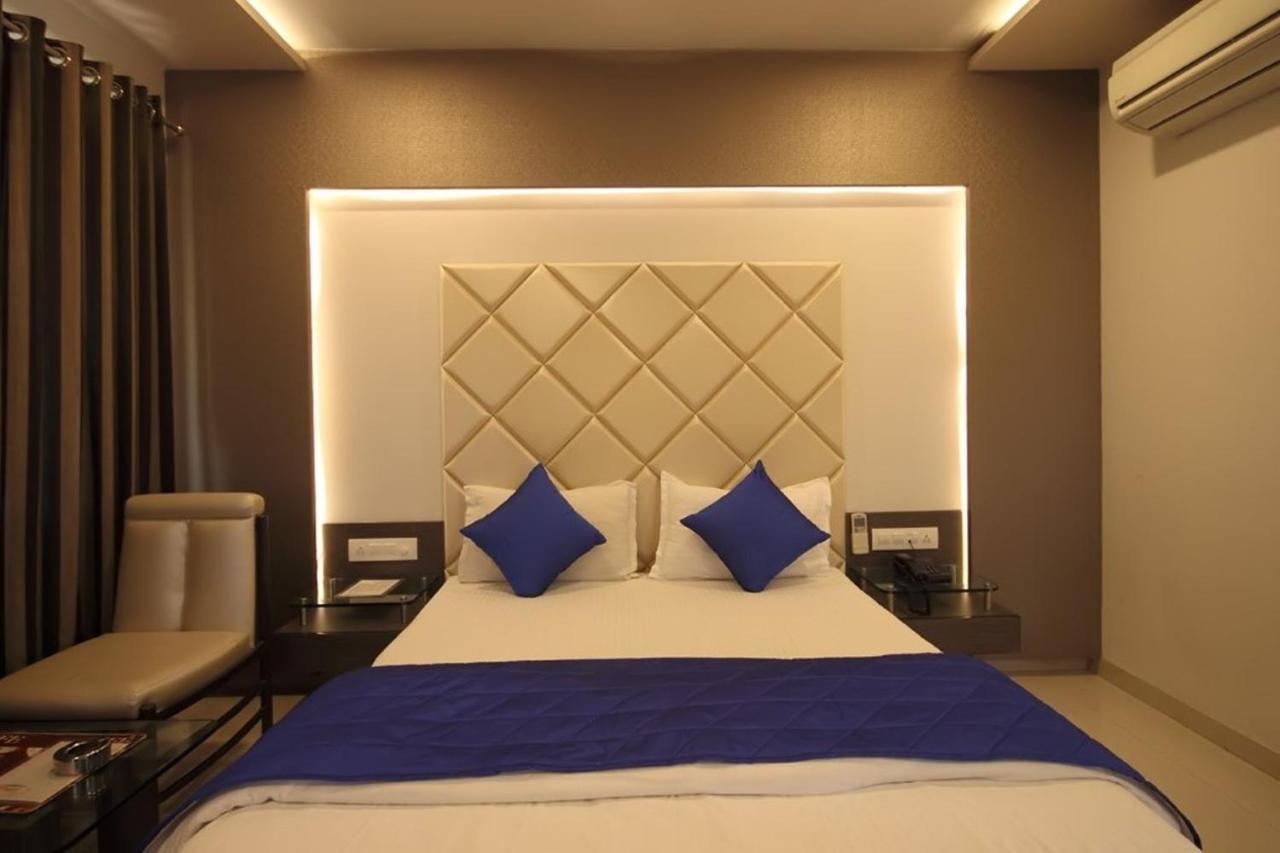Hotel Flair Inn Ахмедабад Екстериор снимка